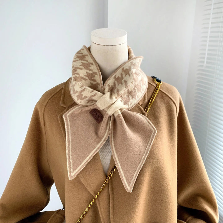 Beige Wollschal mit Hahnentrittmuster, Damenmode, elegantes Accessoire, Herbst-Winter-Stil.