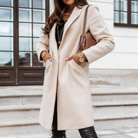 Frau in beigem Wollmantel, schwarze Lederhose, braune Tasche, modisch, elegant, Herbstmode.