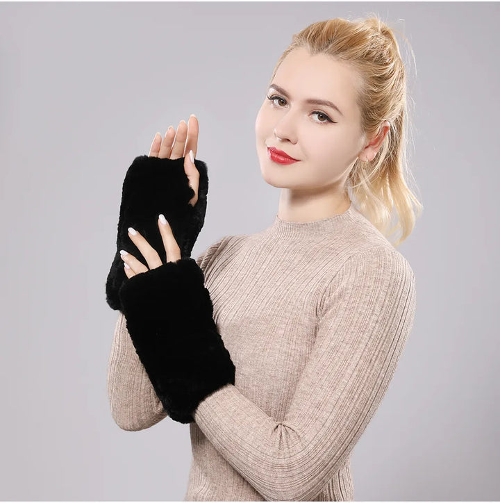 Frau trägt schwarze fingerlose Handschuhe aus Kunstpelz, modisch, warm, elegant.