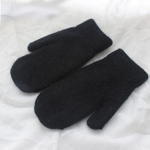 Schwarze Wollfäustlinge, warm, weich, Winterhandschuhe, Unisex, auf weißem Hintergrund.