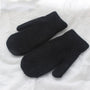Schwarze Wollfäustlinge, warm, weich, Winterhandschuhe, Unisex, auf weißem Hintergrund.