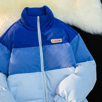 Blau-weiße Daunenjacke mit Reißverschluss, gesteppt, warm, modisch, Winterbekleidung.