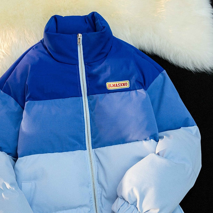 Blau-weiße Daunenjacke mit Reißverschluss, gesteppt, warm, modisch, Winterbekleidung.
