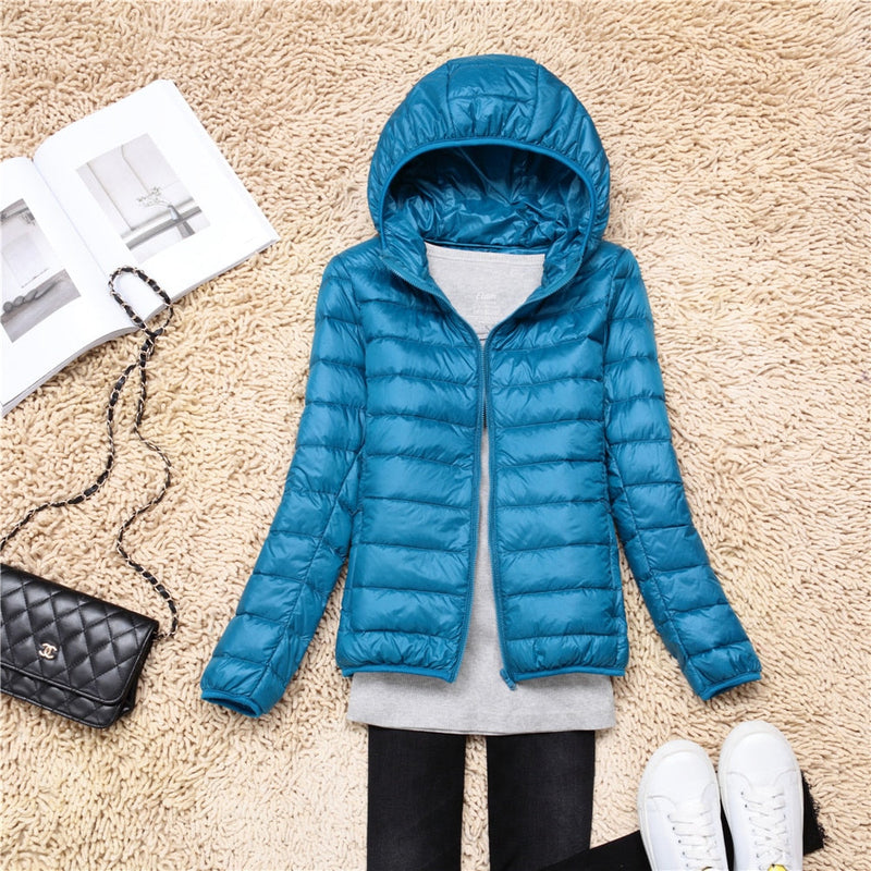 Blaue Daunenjacke mit Kapuze, Damenmode, warm, leicht, Herbst-Winter, stilvoll.