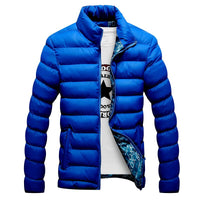Blaue Daunenjacke für Herren, Stehkragen, Reißverschluss, Wintermode, warm und stilvoll.