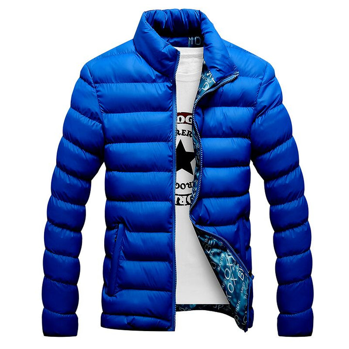Blaue Daunenjacke für Herren, Stehkragen, Reißverschluss, Wintermode, warm und stilvoll.