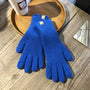 Blaue Strickhandschuhe aus Wolle auf Holztisch, Wintermode Accessoire, warm und stilvoll.