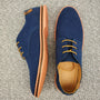 Blaue Herren-Sneaker aus Wildleder mit brauner Sohle, modisch und bequem.