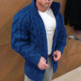 Mann trägt blauen Strickpullover, Zopfmuster, Herrenmode, Winterkleidung, gemütlich, modern.