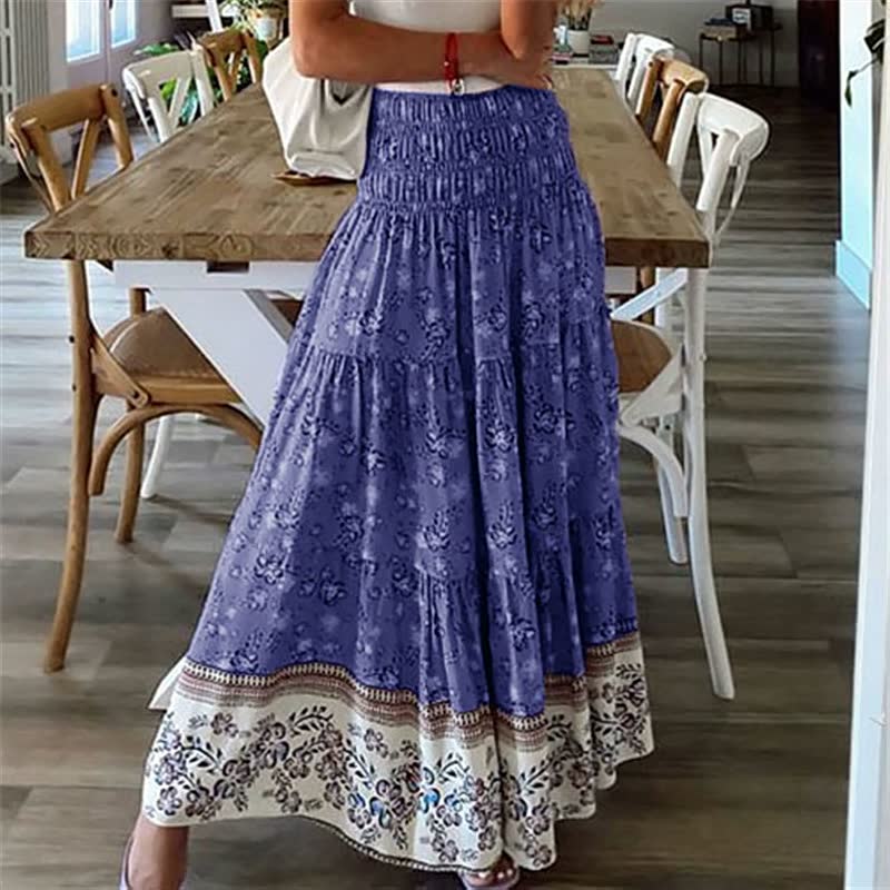 Frau trägt langen, blauen Boho-Rock mit Blumenmuster, ideal für Sommermode und Freizeitkleidung.