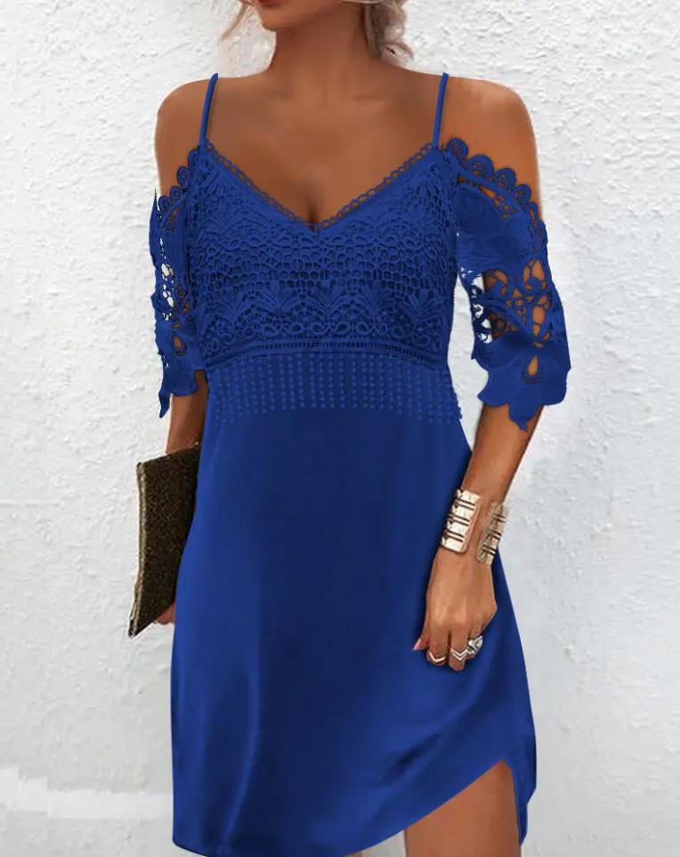 Frau in blauem Spitzenkleid, schulterfrei, Sommermode, elegantes Design, Abendkleid.