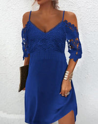 Frau in blauem Spitzenkleid, schulterfrei, Sommermode, elegantes Design, Abendkleid.