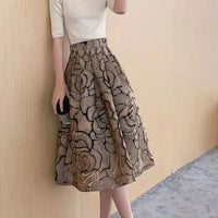 Damenrock mit Blumenmuster, beige und schwarz, knielang, elegantes Design, Freizeitmode.
