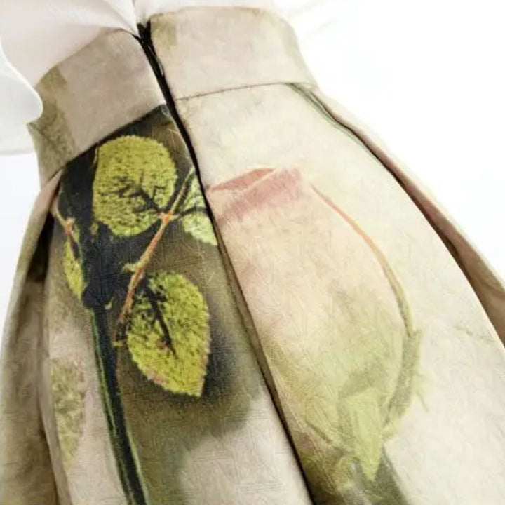Beigefarbener Rock mit grünem Blattmuster, elegantes Design, Damenmode, Frühlingstrend.
