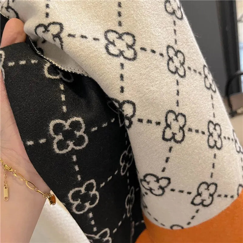 Schwarz-weißer Designer-Schal mit Blumenmuster, weiches Material, modisches Accessoire.