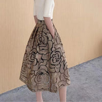 Damenrock mit Blumenmuster, beige-braun, knielang, elegantes Design, Freizeitmode.