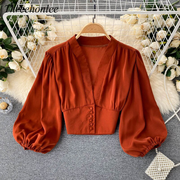 Rote Bluse mit Puffärmeln, V-Ausschnitt, Knopfleiste, Damenmode, elegant, aus Satin.