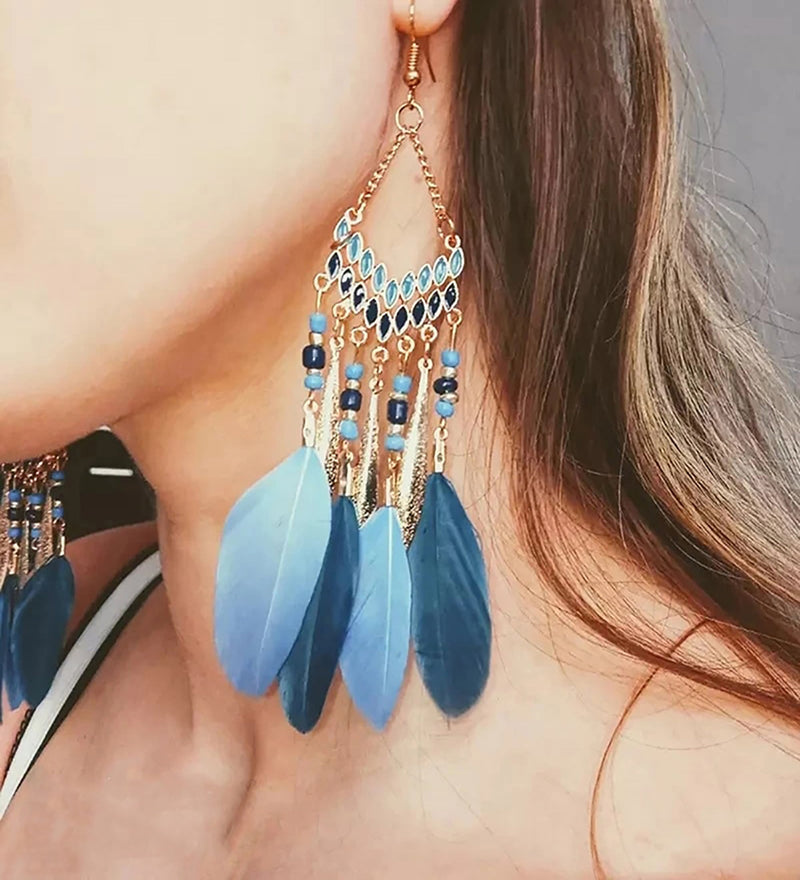 Blaue Boho-Ohrringe mit Federn, lange Tropfenform, Damen-Schmuck, Ethno-Stil.