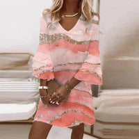 Frau in Boho-Kleid mit Flare-Ärmeln, V-Ausschnitt, Patchwork-Design, rosa und gold, Strandmode.