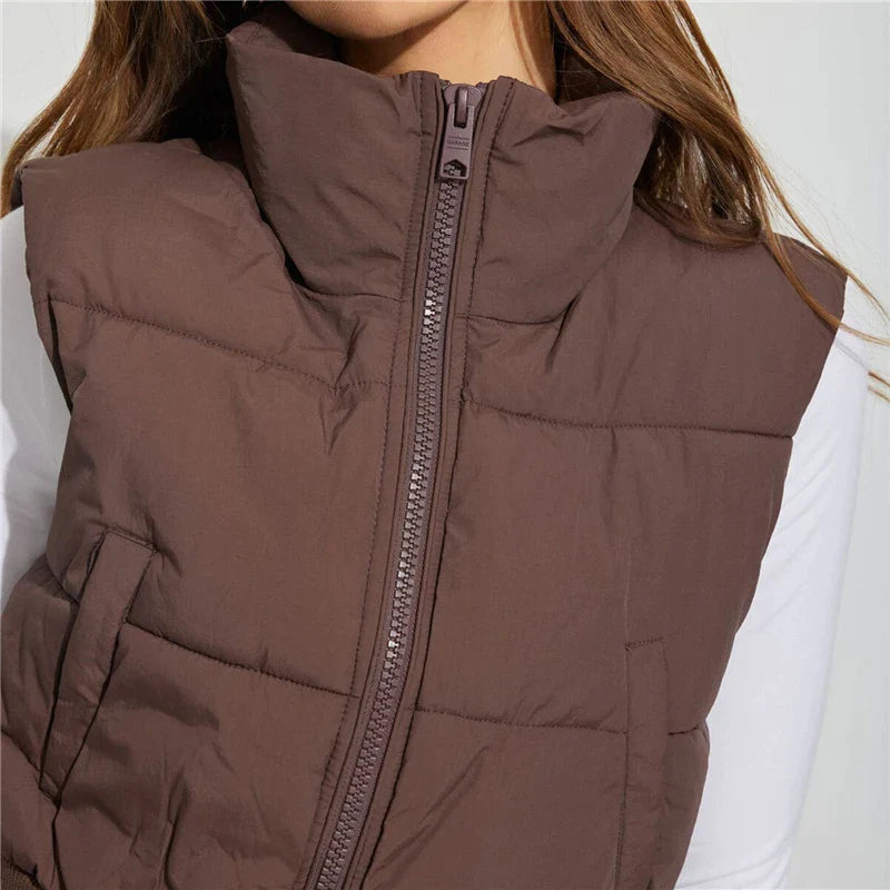 Braune Damen-Steppweste mit Reißverschluss, ärmellos, modisch, warm, Herbstbekleidung.