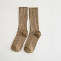 Braune gerippte Socken aus Baumwolle, knielang, bequem, für Damen und Herren.