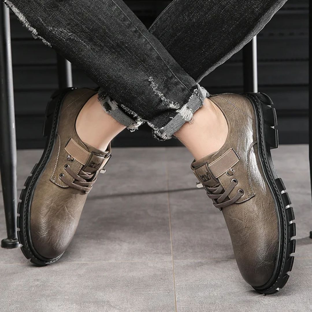 Braune Herrenschuhe aus Leder, lässig, robust, mit Schnürsenkeln, ideal für Freizeitkleidung.