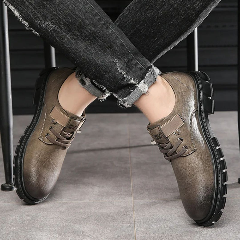 Braune Herrenschuhe aus Leder, lässig, robust, mit Schnürsenkeln, ideal für Freizeitkleidung.