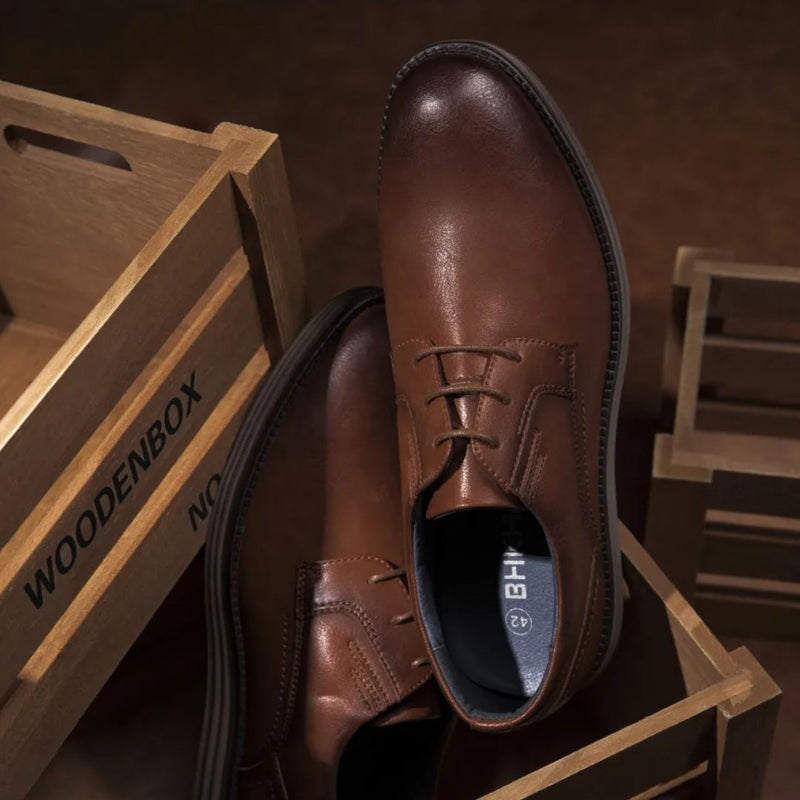 Braune Lederschuhe für Herren, elegante Schnürschuhe, in Holzkiste, Größe 42.