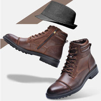 Braune Lederstiefel mit Reißverschluss und schwarzer Hut, Herrenmode, stilvoll und elegant.