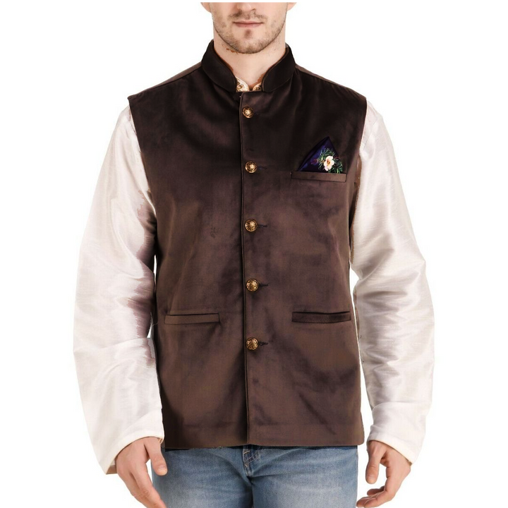 Braune Herrenweste aus Samt mit Stehkragen, goldenen Knöpfen und Einstecktuch, elegante Mode.