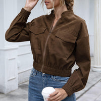 Frau in brauner Wildlederjacke, lässig, modisch, Herbstmode, Kaffeebecher, Jeans.