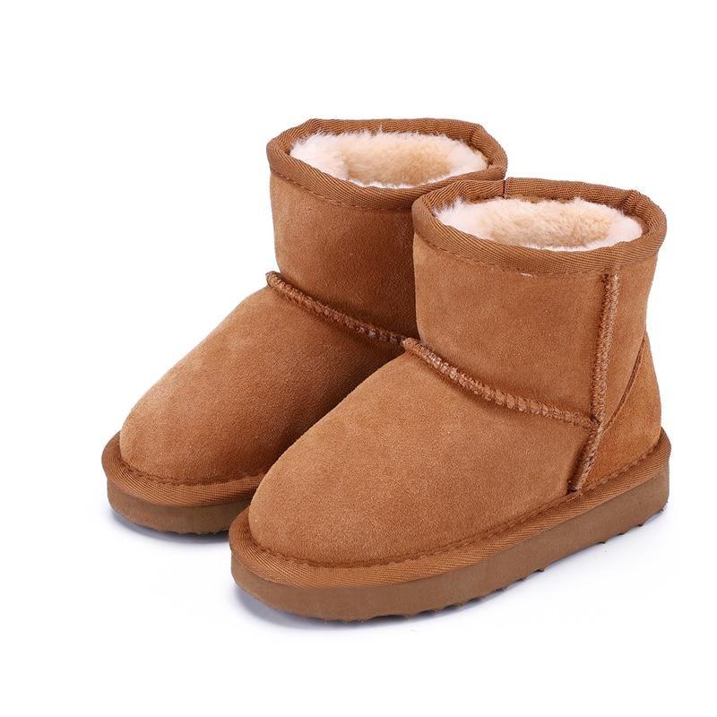 Braune Kinder-Winterstiefel aus Wildleder mit Fellfutter, rutschfeste Sohle, warm und bequem.