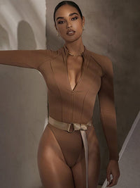 Frau in braunem Body mit Reißverschluss, elegantes Design, Modefotografie, Damenbekleidung.