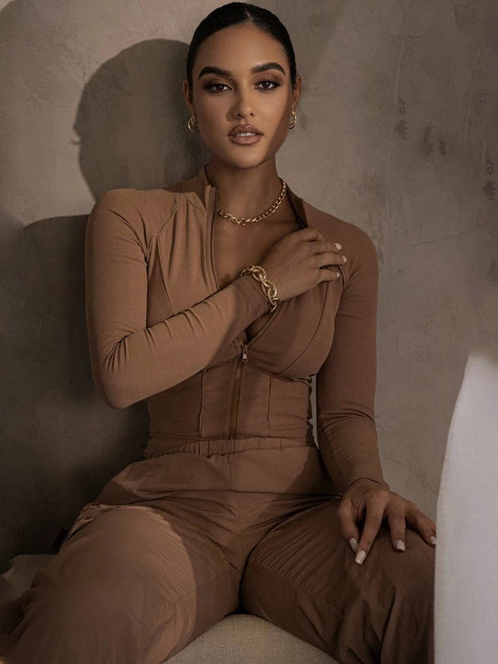 Frau in braunem Anzug, Reißverschluss, elegantes Design, Mode, Damenbekleidung, stilvoll.