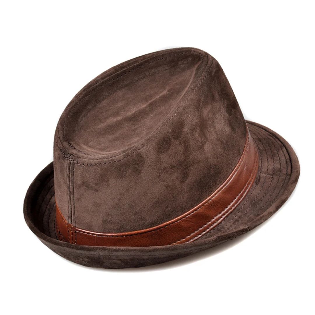 Brauner Fedora-Hut aus Wildleder mit Lederband, stilvoller Herrenhut, modisches Accessoire.