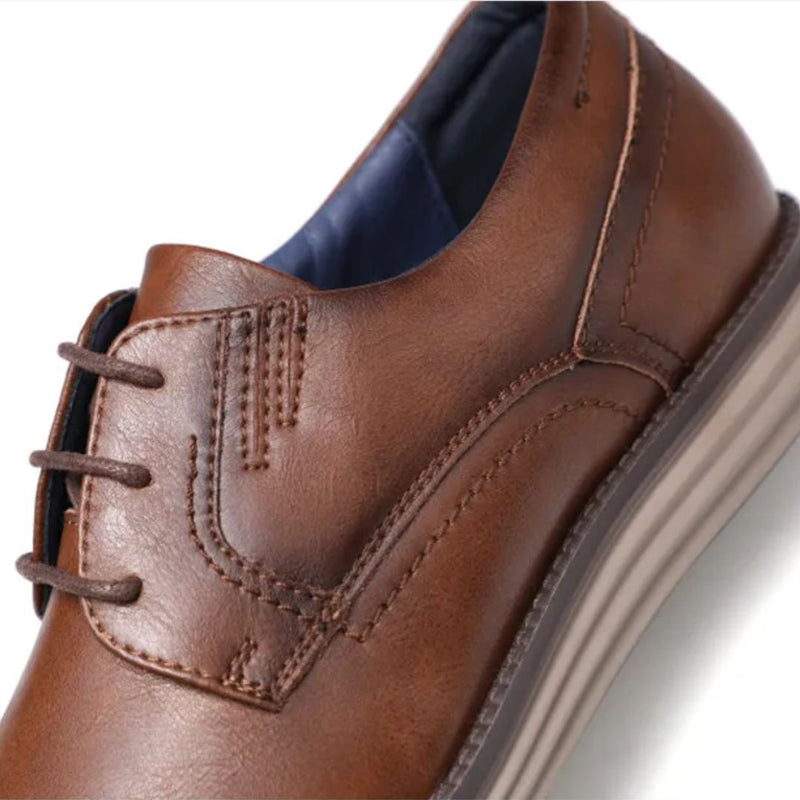 Brauner Lederschuh für Herren, elegantes Design, bequeme Sohle, ideal für Business und Freizeit.