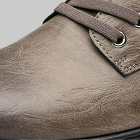 Brauner Lederschuh mit Schnürsenkeln, Nahaufnahme, elegantes Design, Herrenschuh.