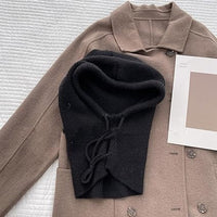 Brauner Wollmantel mit schwarzer Strickkapuze, stilvoll, warm, Herbstmode, Damenbekleidung.