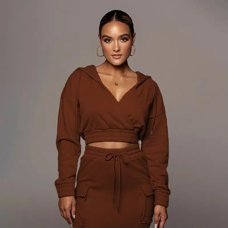 Braunes Damen-Sweatshirt-Set, Kapuzenpullover und Jogginghose, Freizeitmode, Herbstkollektion.