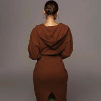 Frau in braunem Kapuzenkleid, Rückansicht, elegantes Design, Herbstmode, Damenbekleidung.