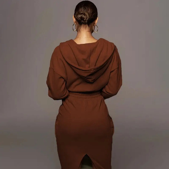 Frau in braunem Kapuzenkleid, Rückansicht, elegantes Design, Herbstmode, Damenbekleidung.