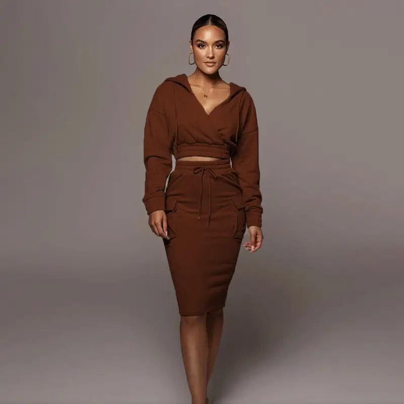 Frau in braunem Kapuzenkleid, elegantes Design, Herbstmode, Damenbekleidung, Freizeitlook.