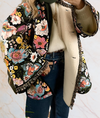 Farbige Blumenjacke mit Fleece-Innenfutter, Damenmode, Herbst-Winter, stilvoll und warm.
