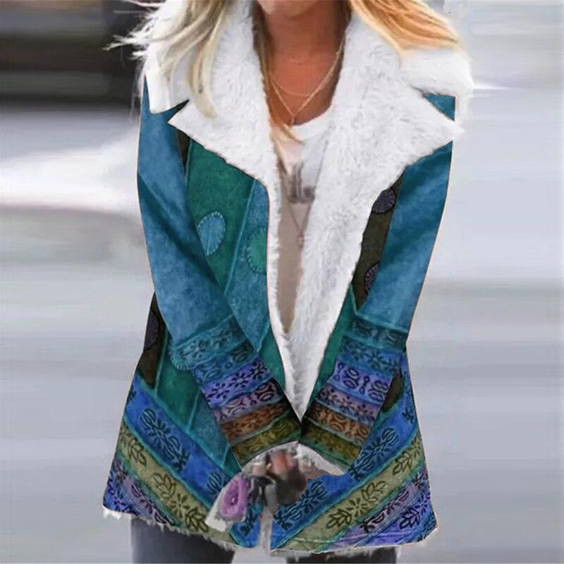 Damenmantel mit blauem Ethno-Muster, Kunstpelzkragen, Wintermode, Boho-Stil.