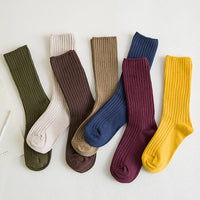 Bunte gerippte Socken aus Baumwolle, 6er-Pack, in verschiedenen Farben auf weißem Hintergrund.