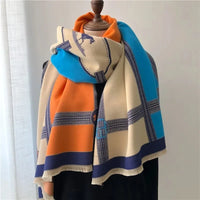 Bunter Damen-Schal aus Wolle, kariert, orange-blau-beige, modisches Accessoire, Herbst/Winter.