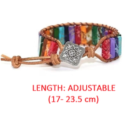 Einstellbares Armband mit bunten Steinen und Lederband, handgefertigt, 17-23,5 cm.