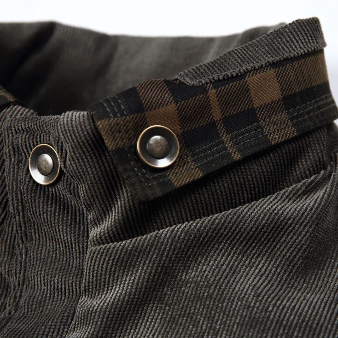 Grüne Cordhose mit kariertem Bund, Metallknöpfen, Herrenmode, stilvoll und modern.