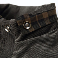 Grüne Cordhose mit kariertem Bund, Metallknöpfen, Herrenmode, stilvoll und modern.