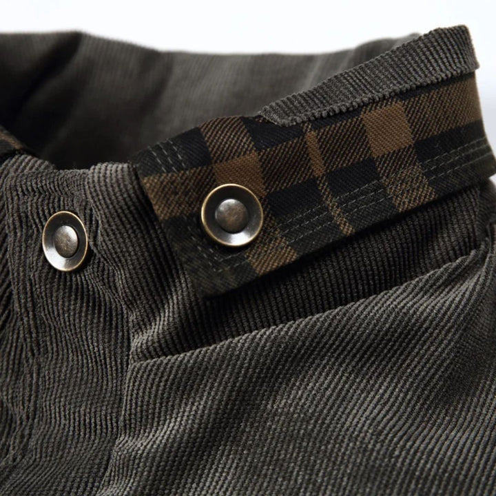 Grüne Cordhose mit kariertem Bund, Metallknöpfen, Herrenmode, stilvoll und modern.